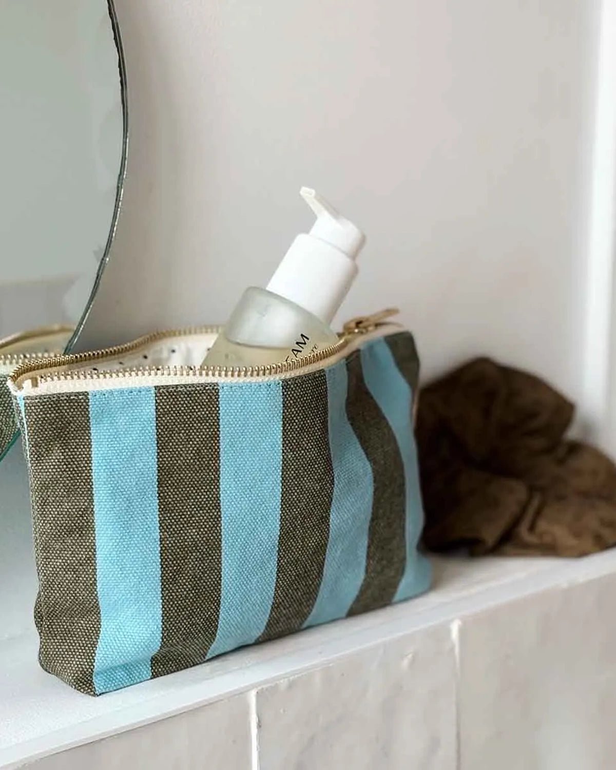 Rose in April - SOFIA Kleiner Kulturbeutel • Streifen Olivgrün / Blau - Kulturbeutel - ROSA ECK