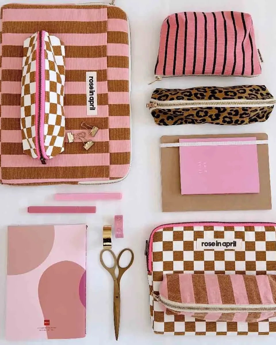 Rose in April - SOFIA Kleiner Kulturbeutel • Stripes Tennis Funky Pink - ROSA ECK
