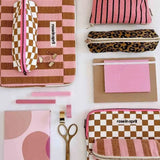 Rose in April - SOFIA Kleiner Kulturbeutel • Stripes Tennis Funky Pink - ROSA ECK