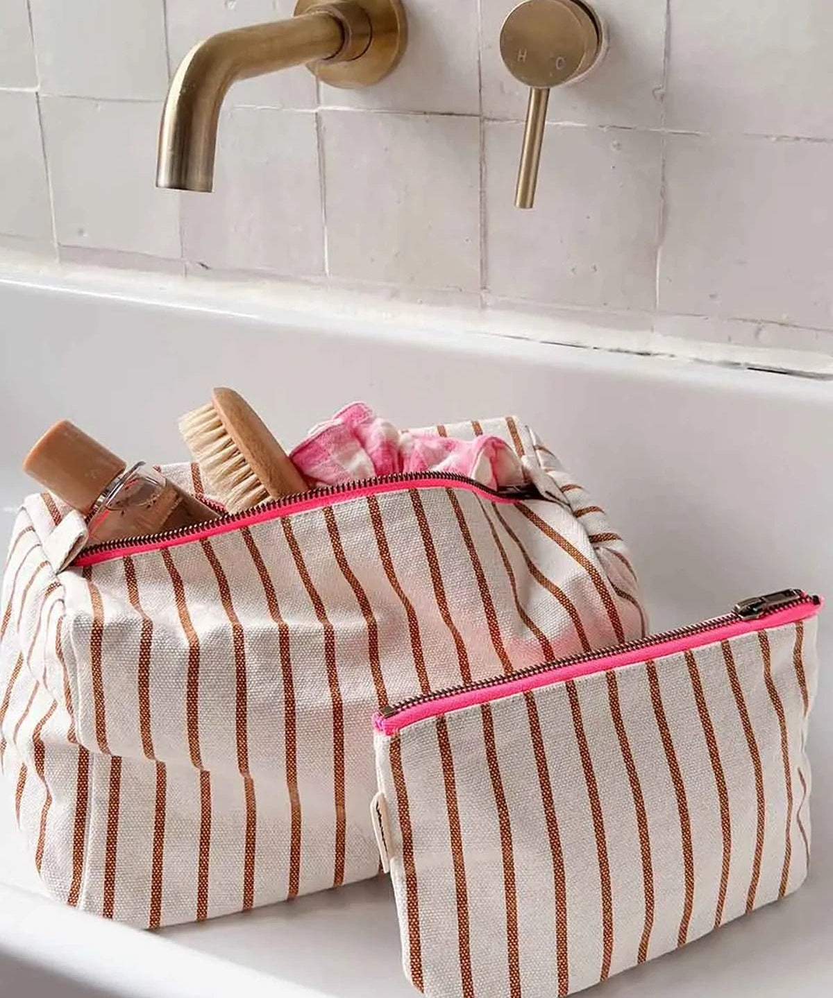 Rose in April - SOFIA Kleiner Kulturbeutel • Stripes Tennis Pecan/Greige - ROSA ECK