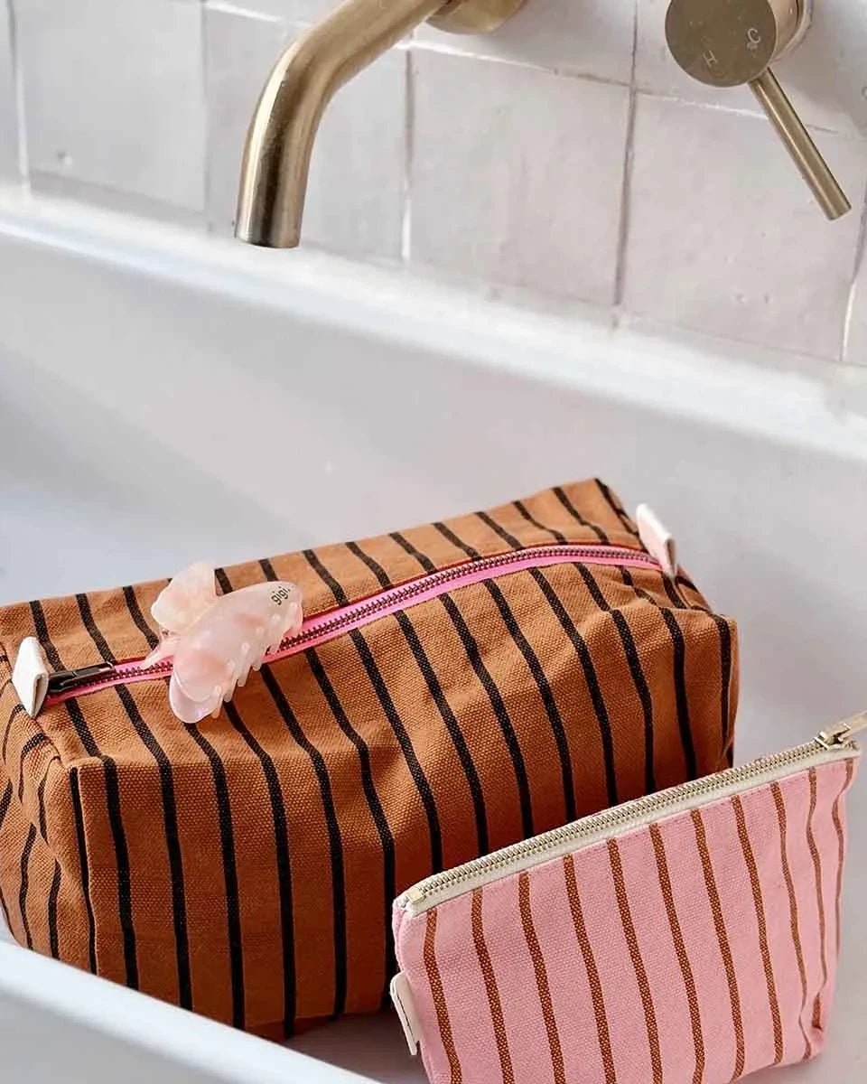 Rose in April - SOFIA Kleiner Kulturbeutel • Stripes Tennis Pecan/Strawberry - ROSA ECK