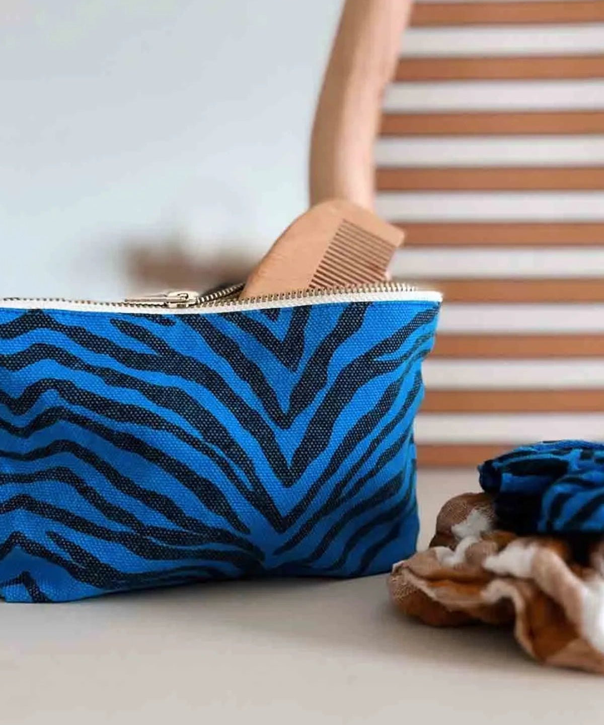 Rose in April - SOFIA kleiner Kulturbeutel • Zebra Greek Blue - Kulturbeutel - ROSA ECK