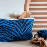 Rose in April - SOFIA kleiner Kulturbeutel • Zebra Greek Blue - Kulturbeutel - ROSA ECK