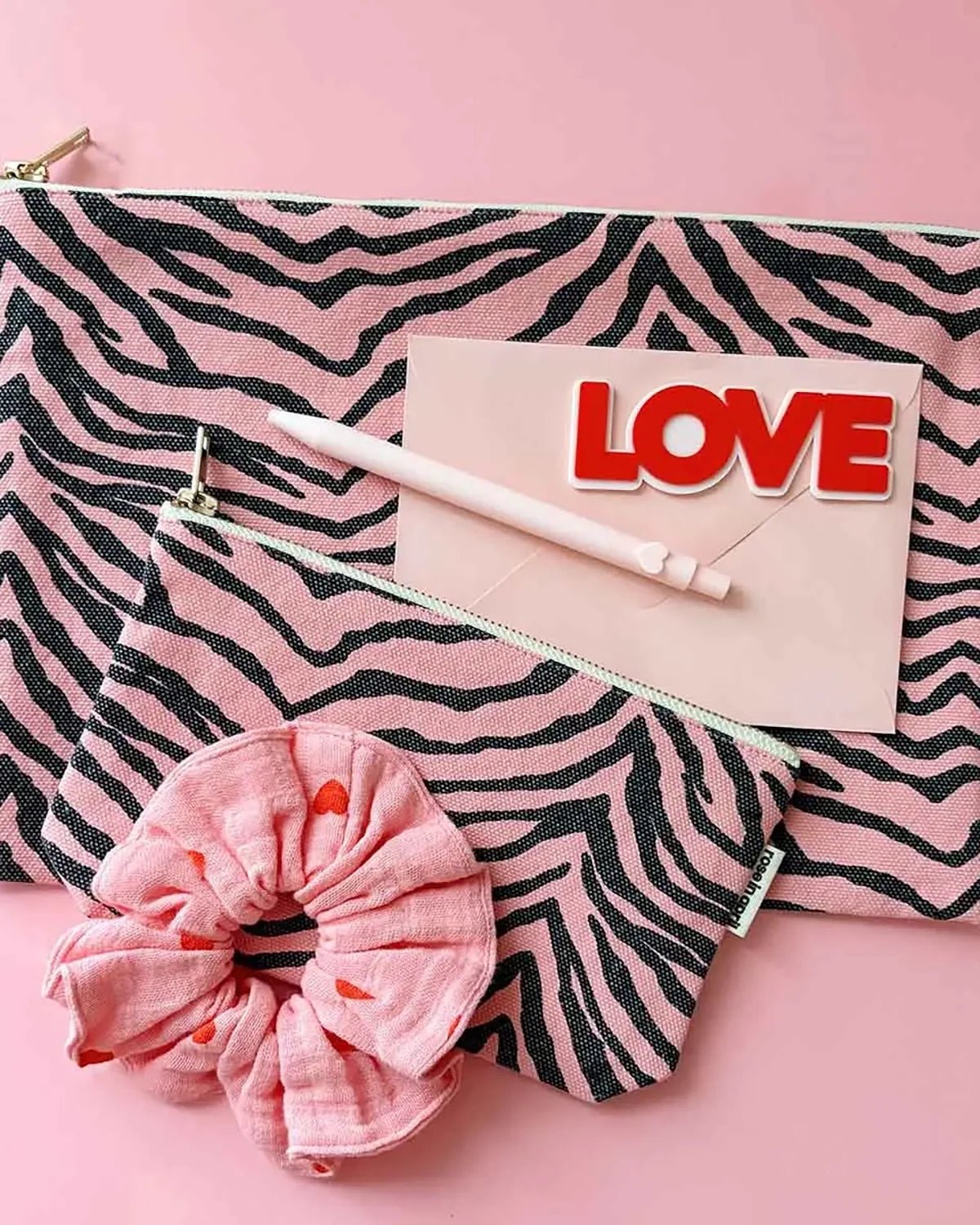 Rose in April - SOFIA Kleiner Kulturbeutel • Zebra Strawberry - ROSA ECK