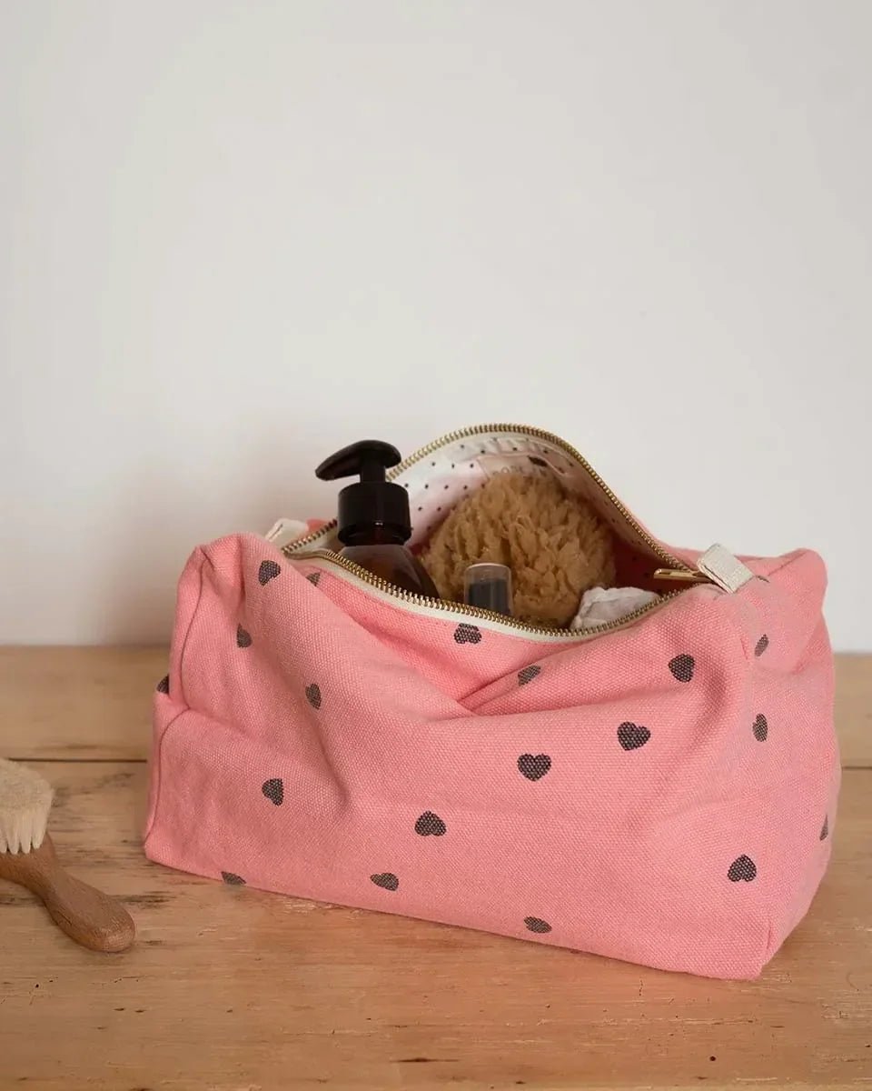 Rose in April - VIC Kulturbeutel • Black Heart Strawberry - ROSA ECK