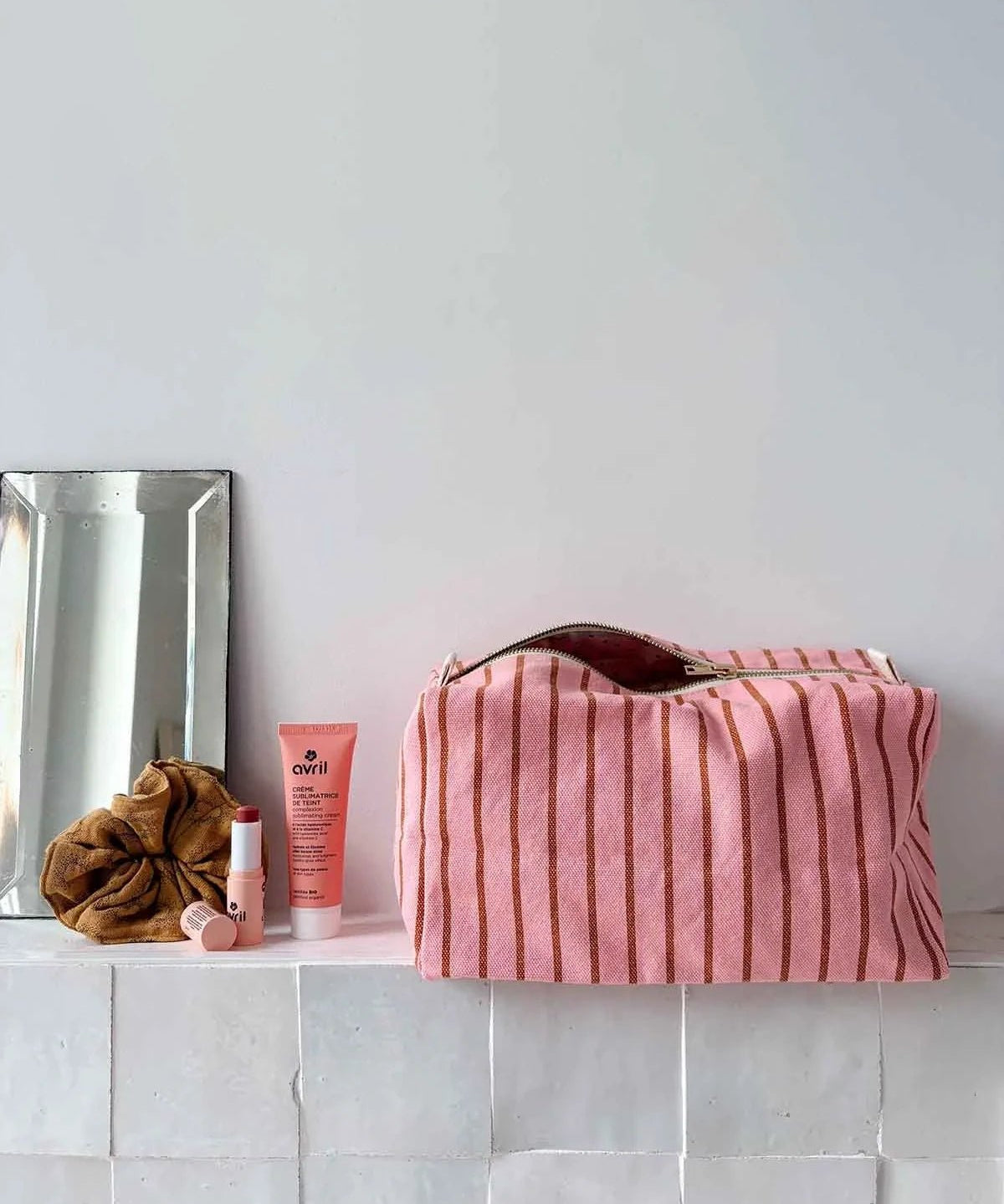 Rose in April - VIC Kulturbeutel • Stripes Tennis Pecan/Strawberry - ROSA ECK