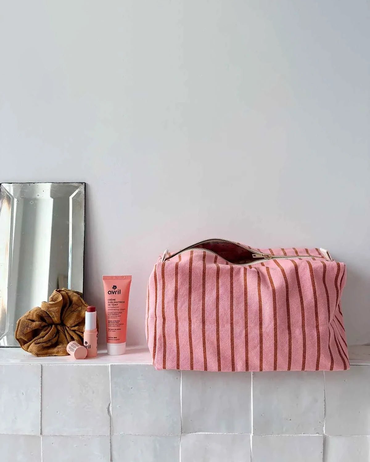 Rose in April - VIC Kulturbeutel • Stripes Tennis Pecan/Strawberry - ROSA ECK