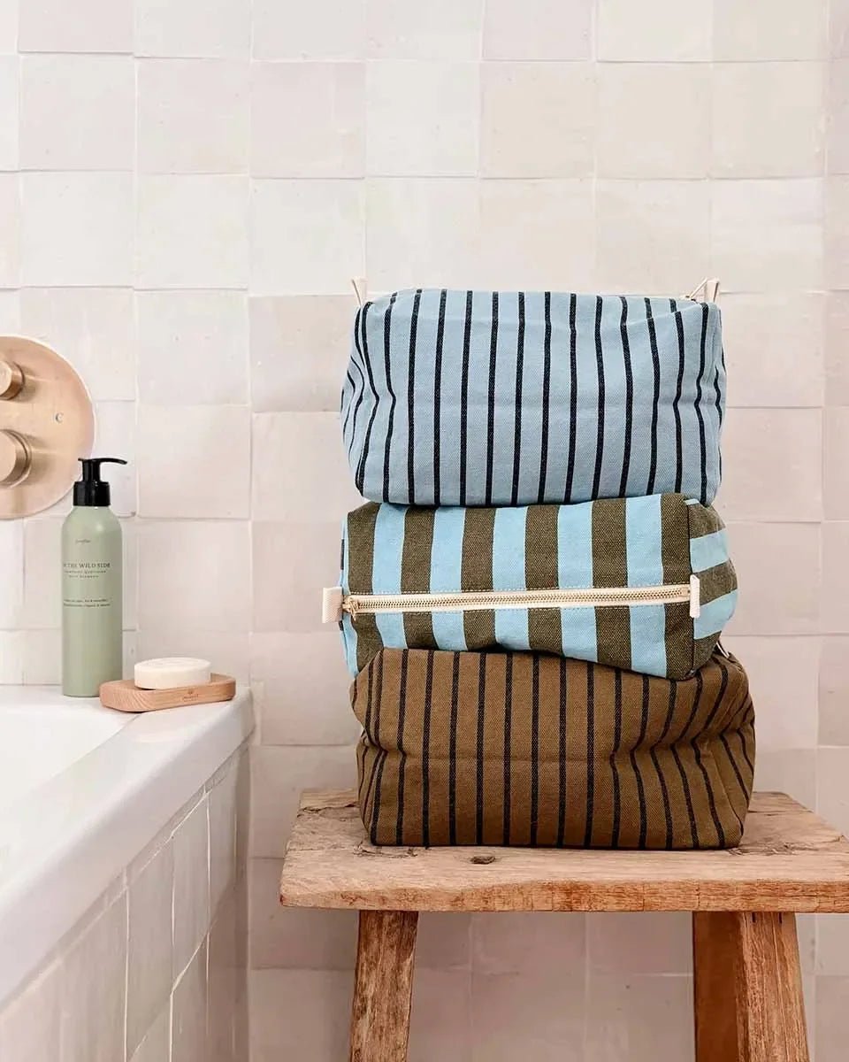 Rose in April - VIC Kulturbeutel • Stripes Tennis Sky Blue - ROSA ECK