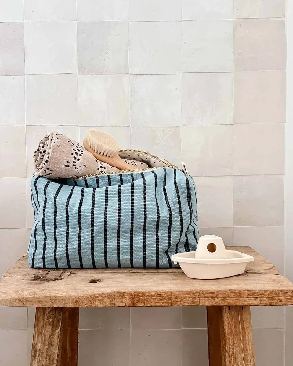 Rose in April - VIC Kulturbeutel • Stripes Tennis Sky Blue - ROSA ECK