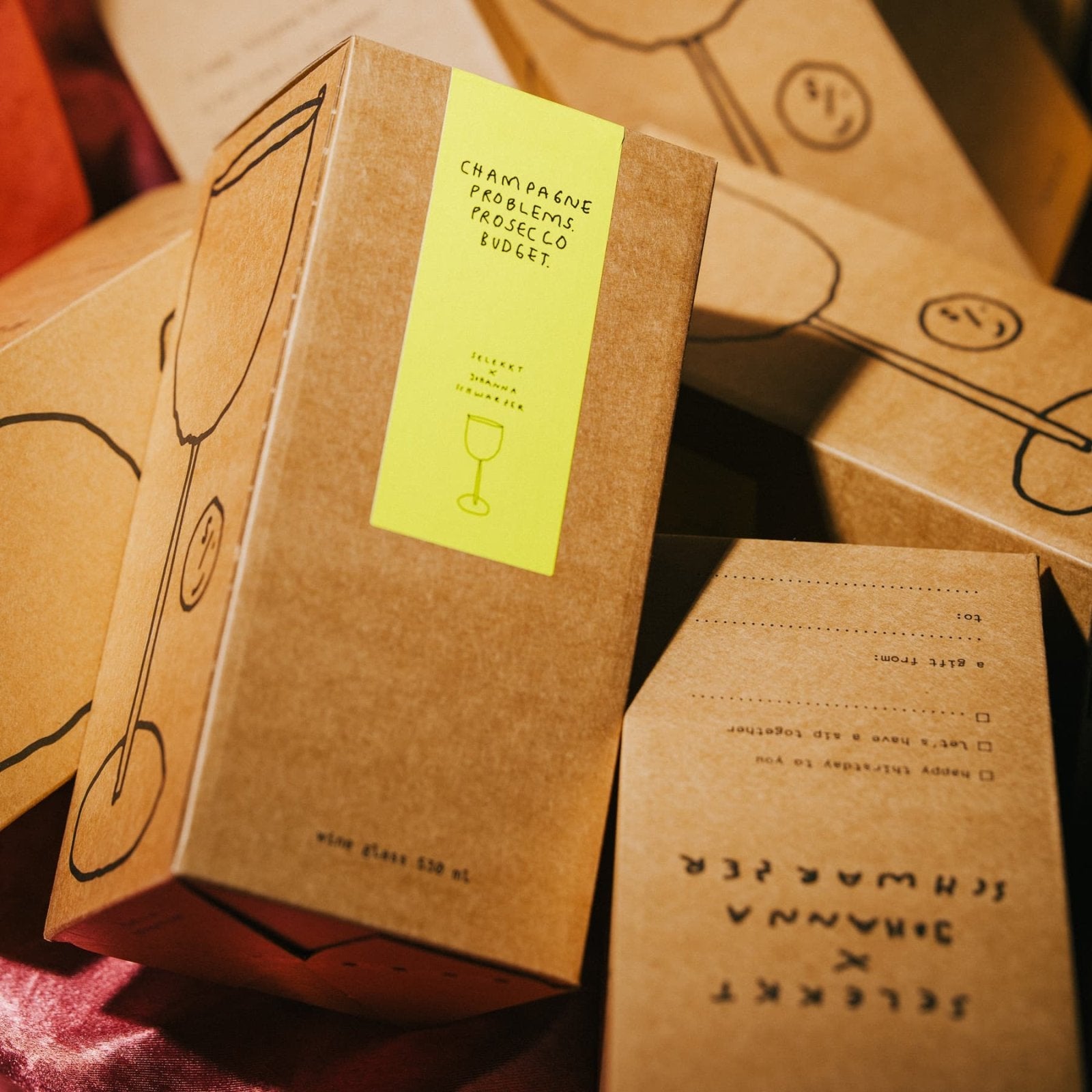 Geschenkverpackung der Weingläser von Johanna Schwarzer × selekkt