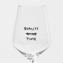 Weinglas mit Spruch „Quality Time“ – Detail des schwarzen Siebdrucks