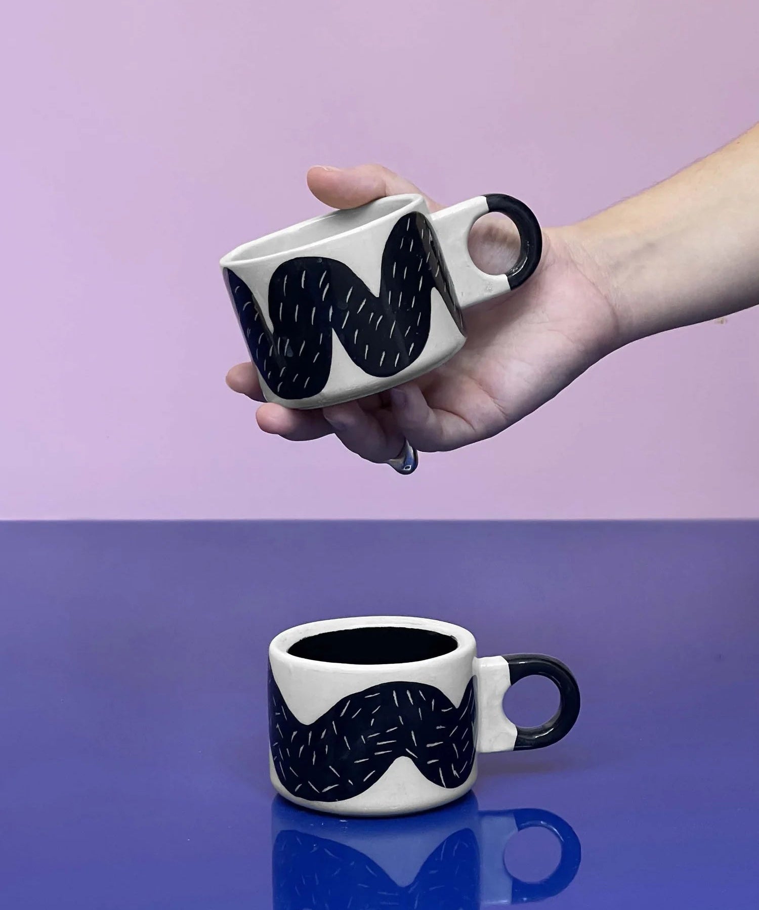 SOMANYBLOBS - CHUNKY LINE Cappuccinotasse (150 ml) • Schwarz - ROSA ECK