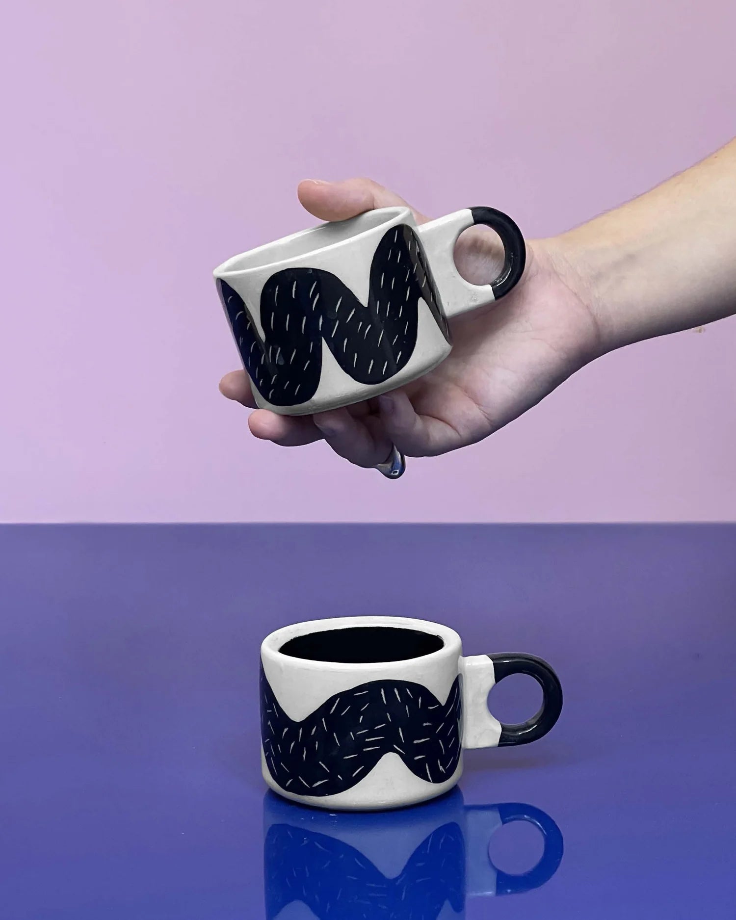 SOMANYBLOBS - CHUNKY LINE Cappuccinotasse (150 ml) • Schwarz - ROSA ECK