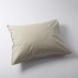 Gestreifter Kissenbezug aus Bio-Baumwolle (80 x 80 cm) • Olive-Ecru