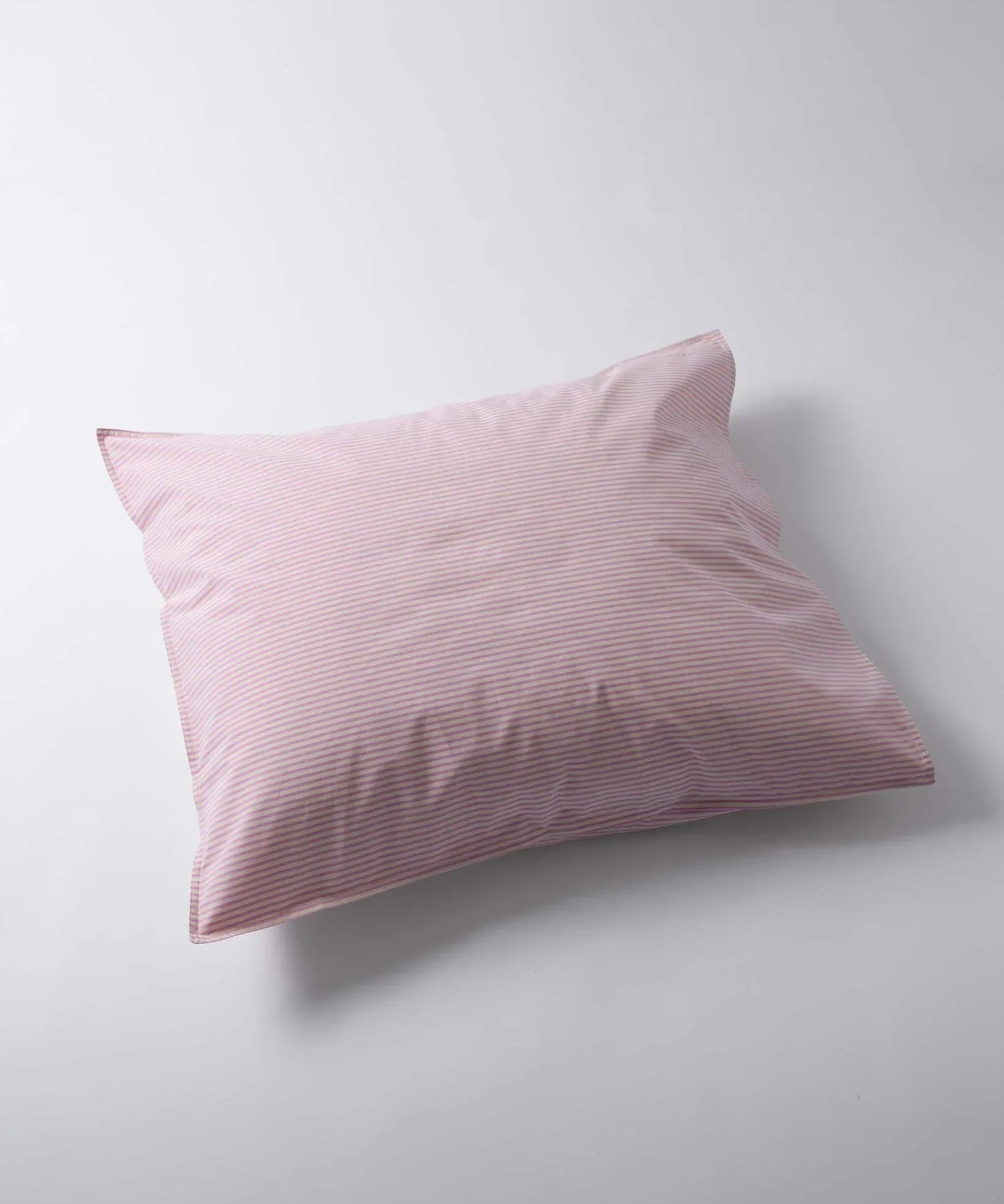 SUITE702 - Gestreifter Kissenbezug aus Bio-Baumwolle (80 x 80 cm) • Pink-Ecru - ROSA ECK