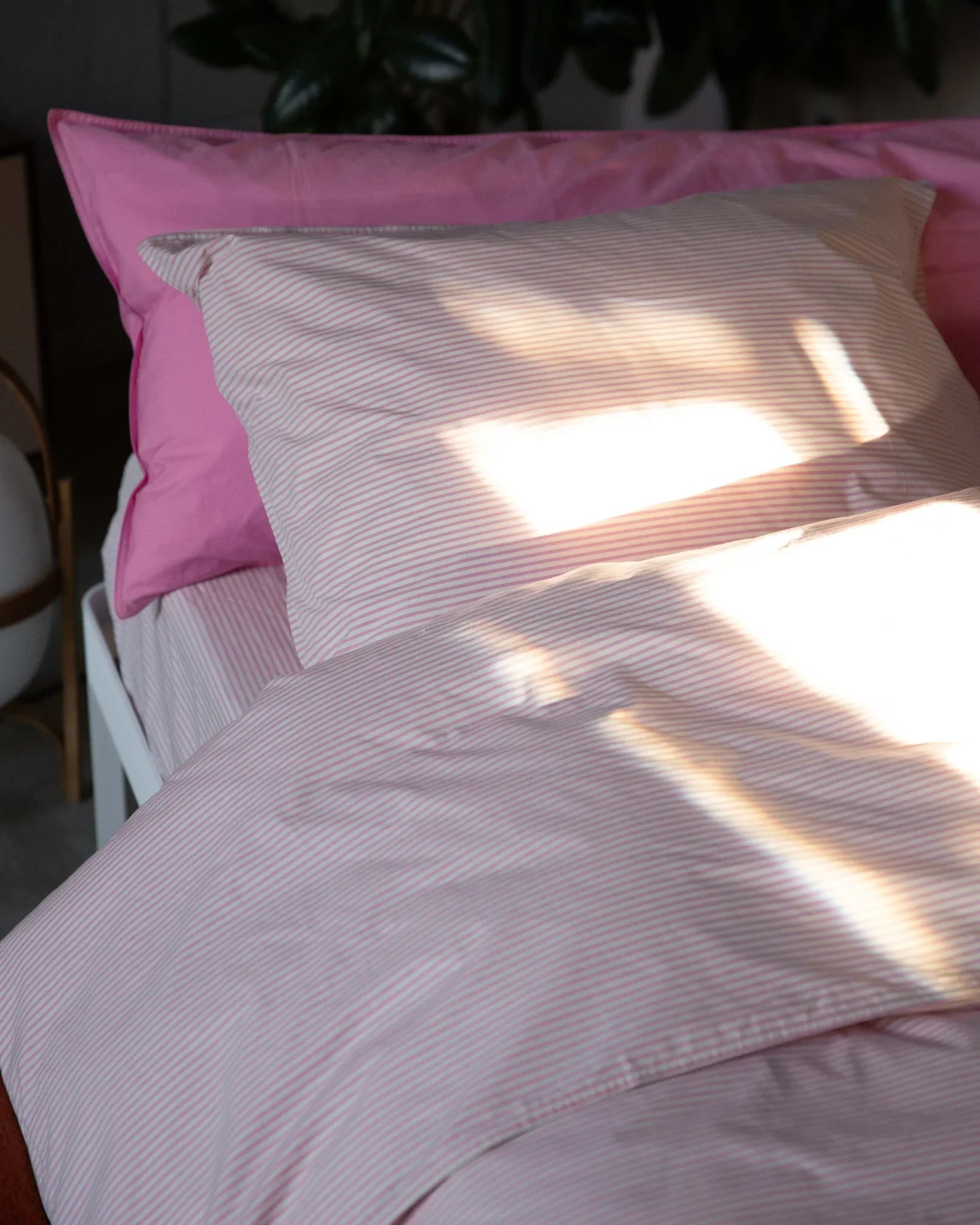 SUITE702 - Gestreifter Kissenbezug aus Bio-Baumwolle (80 x 80 cm) • Pink-Ecru - ROSA ECK