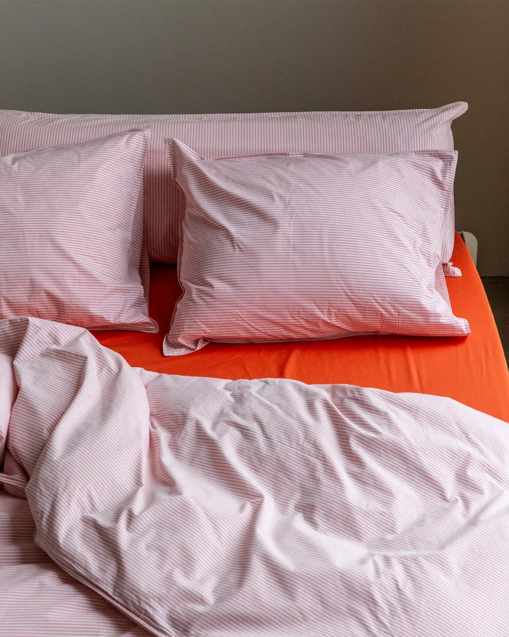 SUITE702 - Gestreifter Kissenbezug aus Bio-Baumwolle (80 x 80 cm) • Pink-Ecru - ROSA ECK