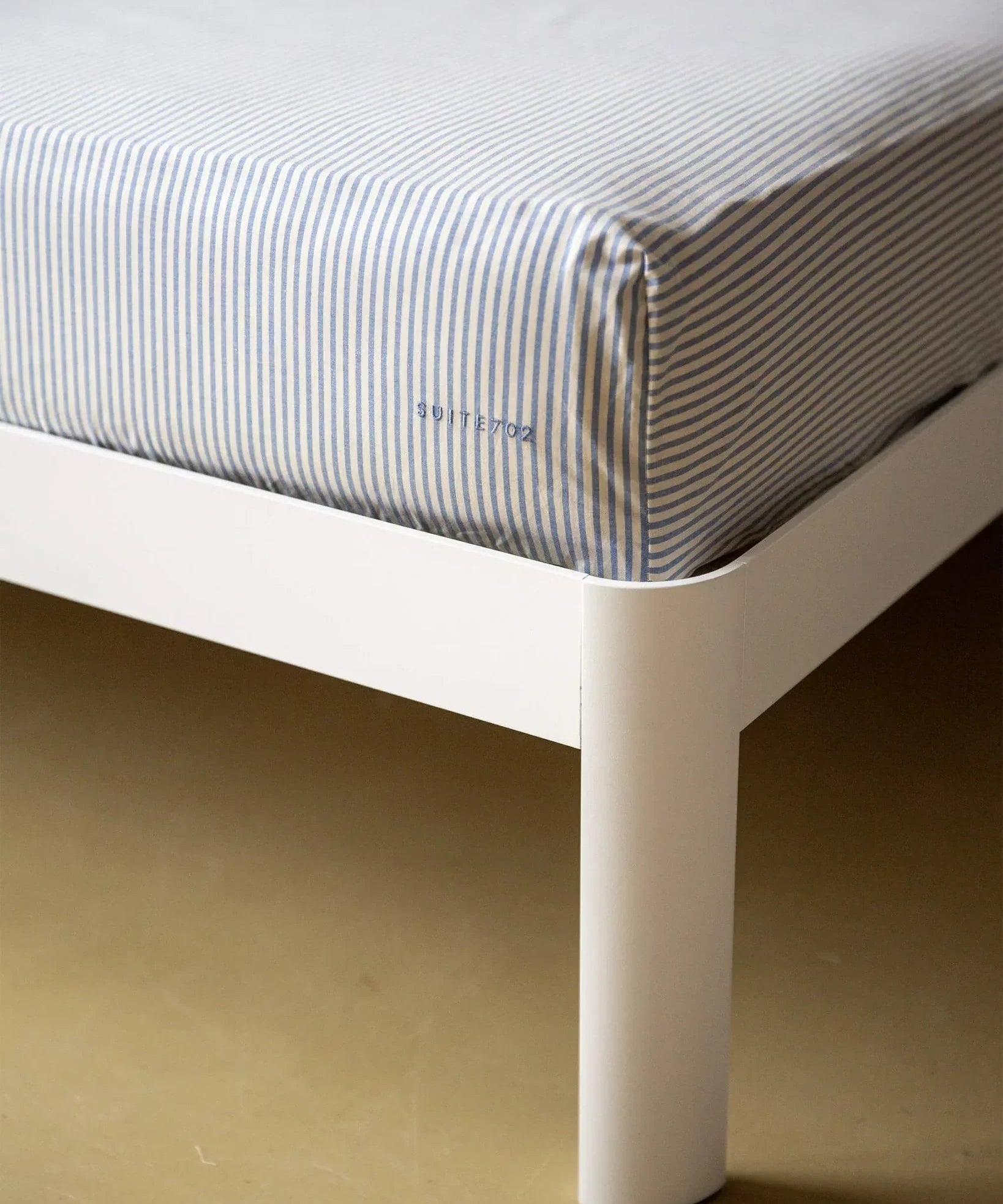 SUITE702 - Gestreiftes Spannbettlaken aus Bio-Baumwolle • Blue-Ecru - ROSA ECK
