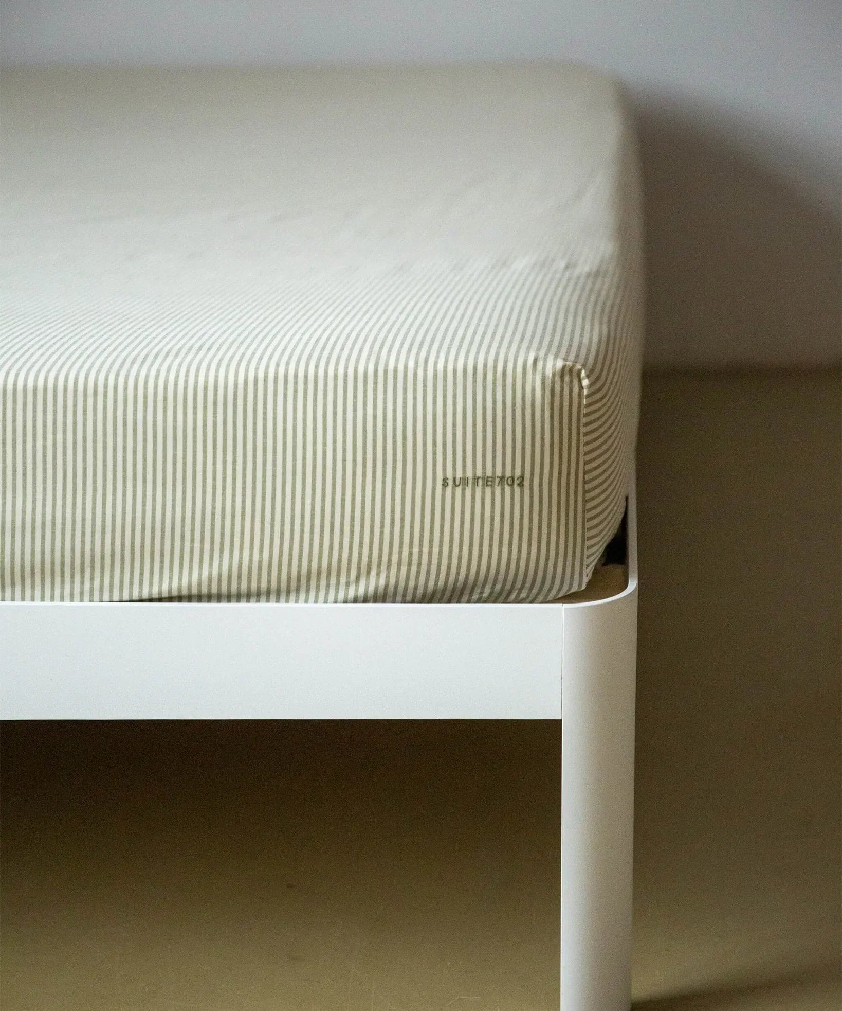 SUITE702 - Gestreiftes Spannbettlaken aus Bio-Baumwolle • Olive-Ecru - ROSA ECK