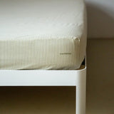 Gestreiftes Spannbettlaken aus Bio-Baumwolle • Olive-Ecru