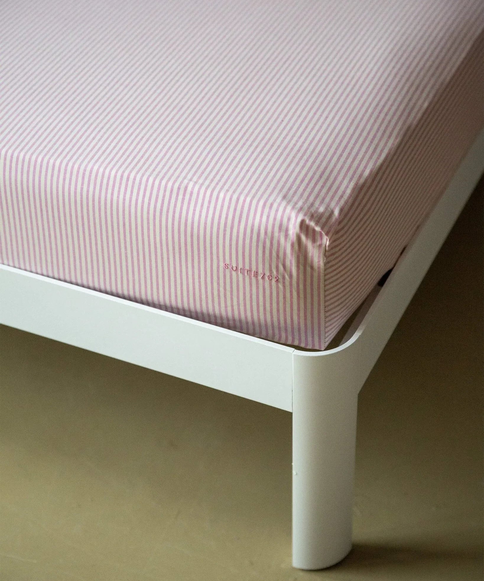 SUITE702 - Gestreiftes Spannbettlaken aus Bio-Baumwolle • Pink-Ecru - ROSA ECK