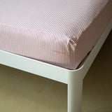 Gestreiftes Spannbettlaken aus Bio-Baumwolle • Pink-Ecru