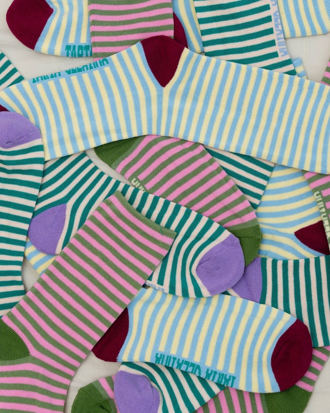 Tarta Gelatina - Gestreifte Socken • Aubergine Garden - ROSA ECK