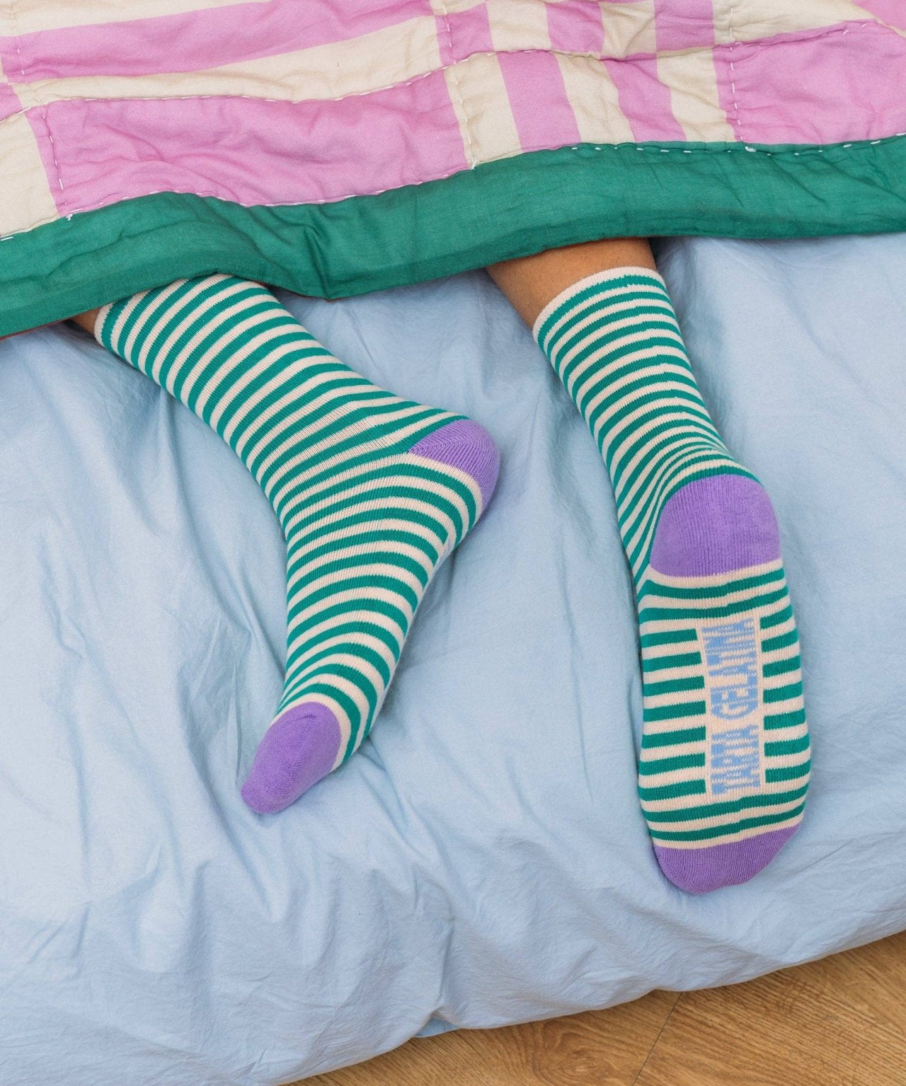 Tarta Gelatina - Gestreifte Socken • Aubergine Garden - ROSA ECK