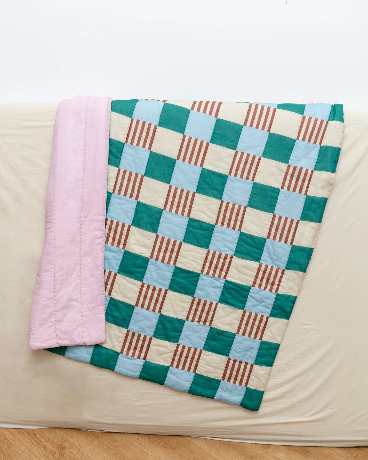 Tarta Gelatina - PLAYGROUND Große Steppdecke/Spieldecke - Sofadecke - ROSA ECK