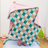 Tarta Gelatina - PLAYGROUND Große Steppdecke/Spieldecke - Sofadecke - ROSA ECK