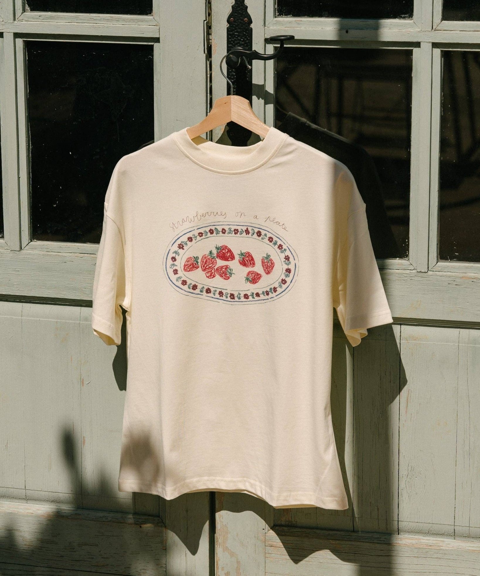 Tarta Gelatina - STRAWBERRIES ON A PLATE T-Shirt - ROSA ECK