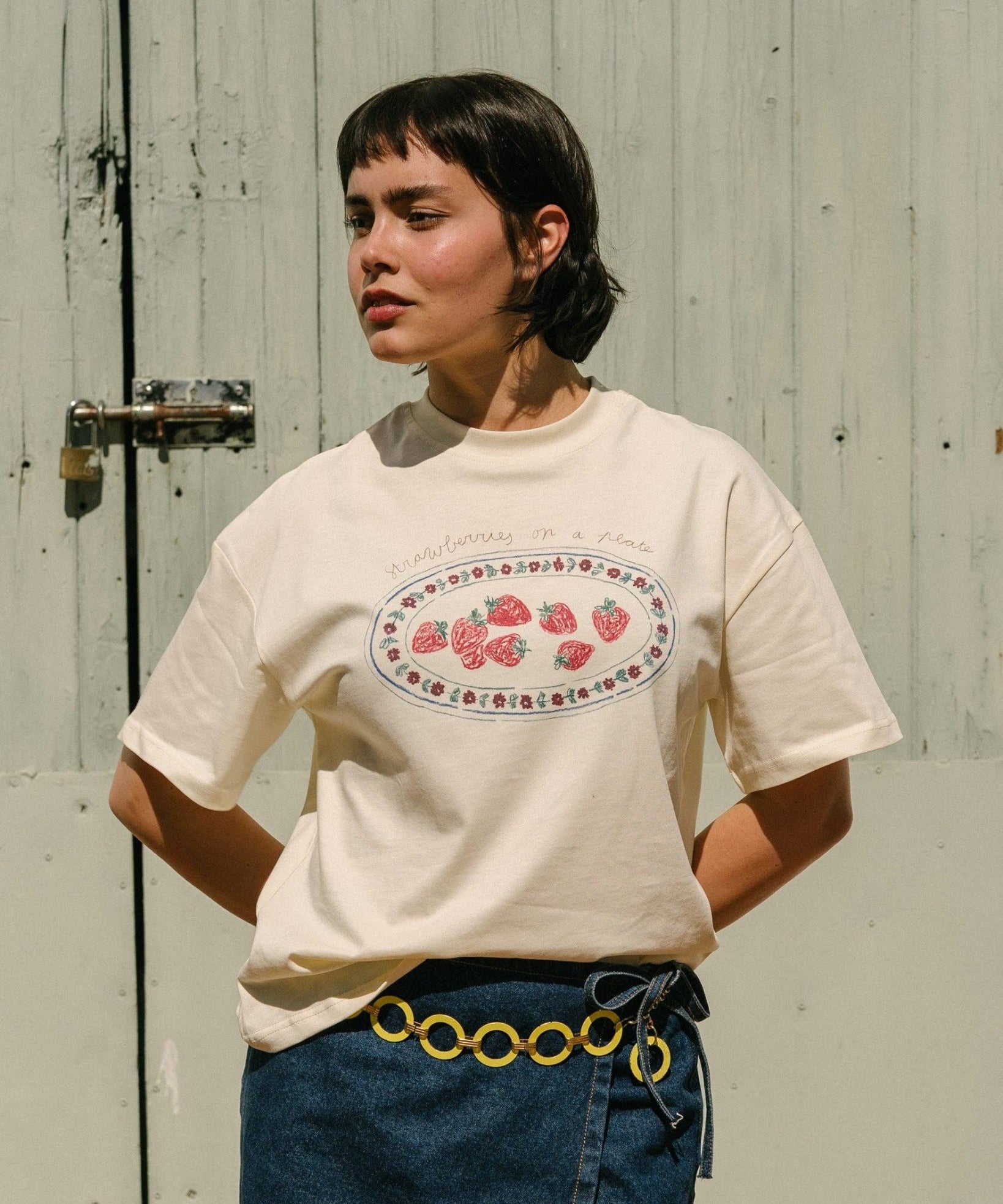 Tarta Gelatina - STRAWBERRIES ON A PLATE T-Shirt - ROSA ECK