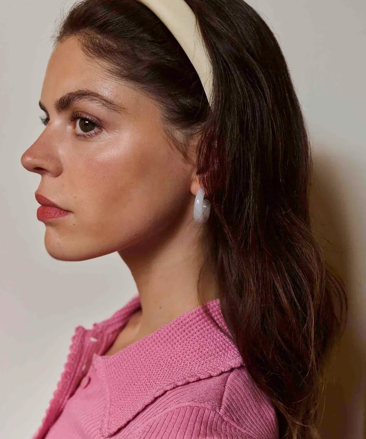 The Sticky Sis Club - CLUB CHIC Haarreif • pearl white - ROSA ECK