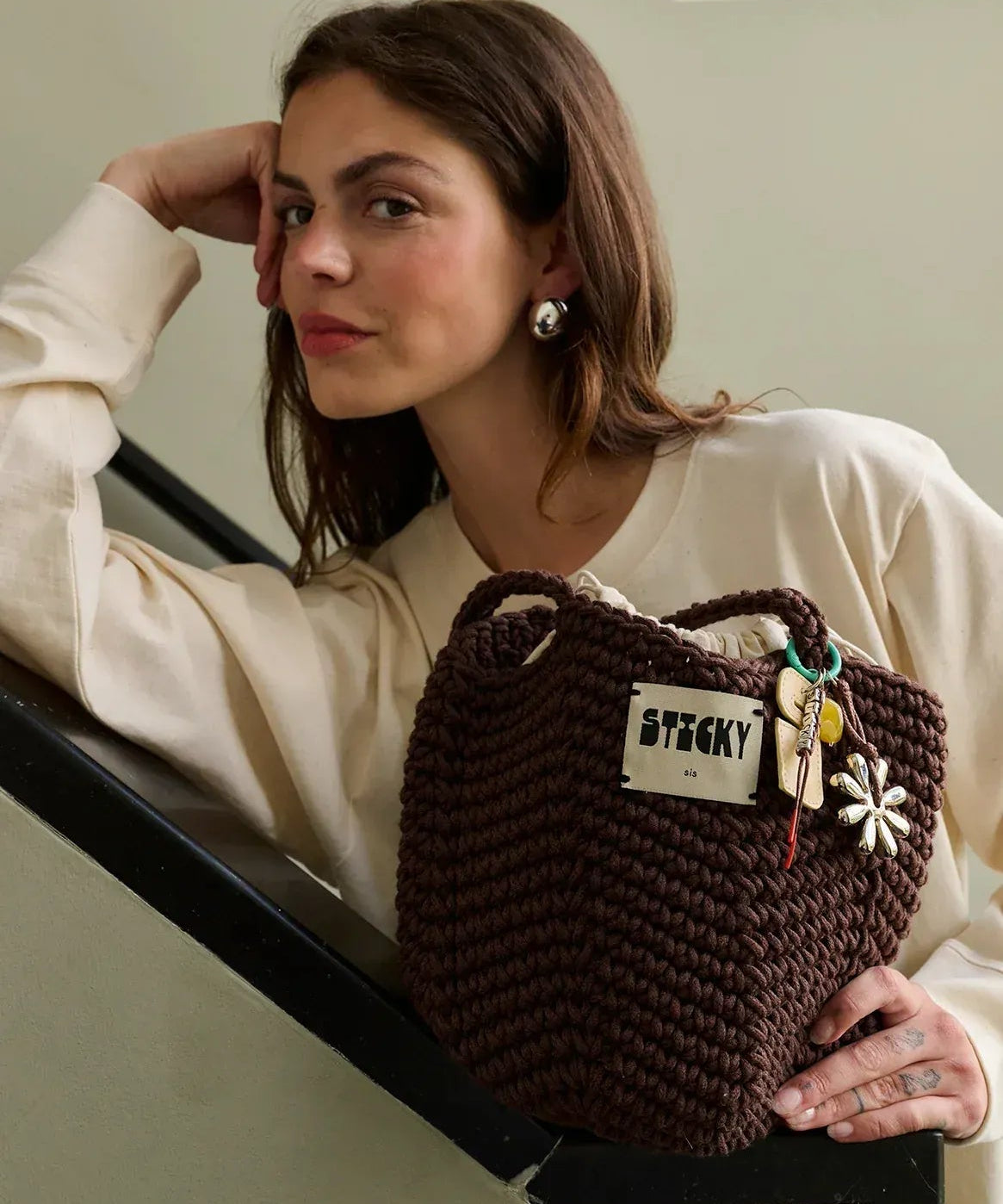 The Sticky Sis Club - Häkeltasche • chocolate - ROSA ECK