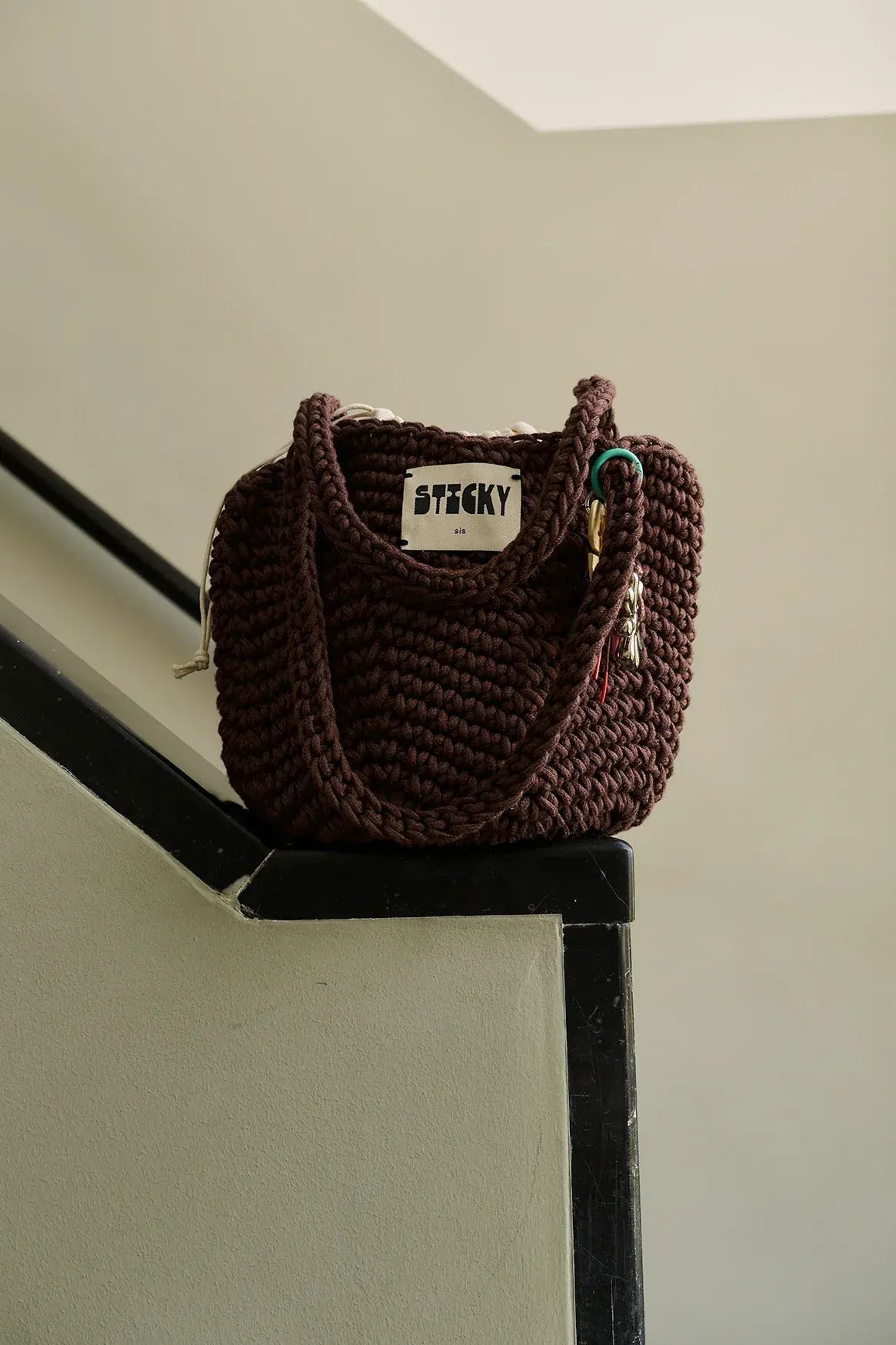 The Sticky Sis Club - Häkeltasche • chocolate - ROSA ECK