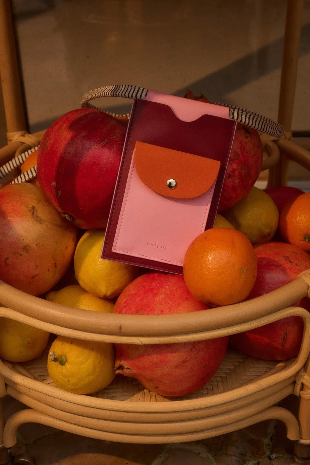 The Sticky Sis Club - IL SOLE COLORE Handytasche • cherry red + dolce pink + arancia orange - Handytasche - ROSA ECK