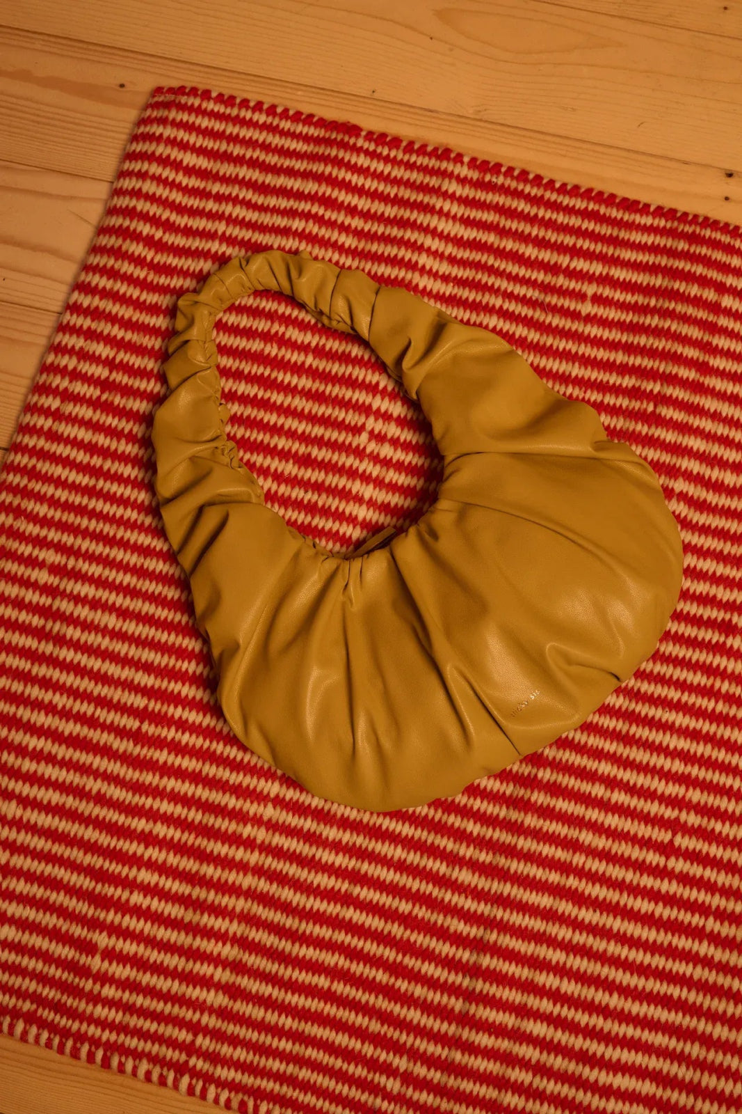 The Sticky Sis Club - IL SOLE croissant hand bag • sunkissed gold - Handtasche - ROSA ECK