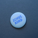 tinyday - SCHULKIND Button • Blau - Button - ROSA ECK Concept Store