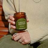 Very Goods Studio - SWEATER WEATHER Große Duftkerze im Glas (170 ml) - Kerze - ROSA ECK Concept Store