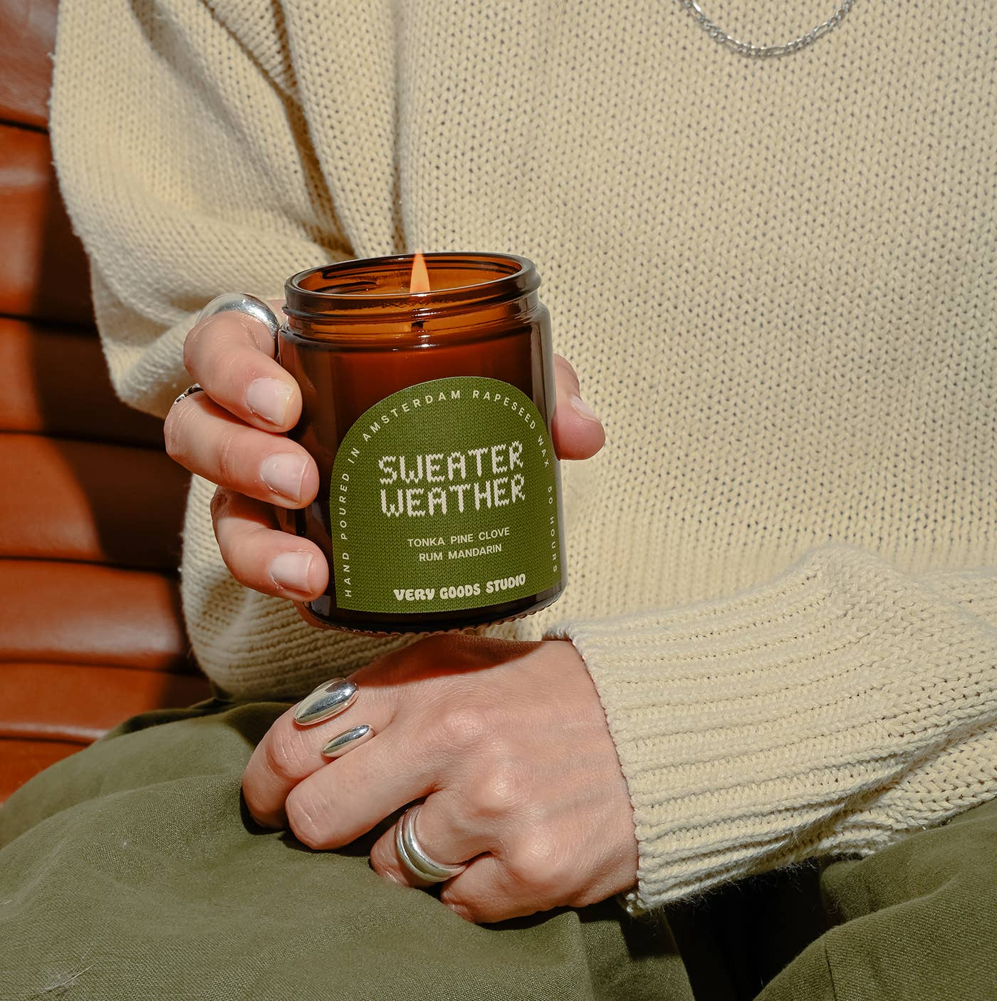 Very Goods Studio - SWEATER WEATHER Große Duftkerze im Glas (170 ml) - Kerze - ROSA ECK Concept Store