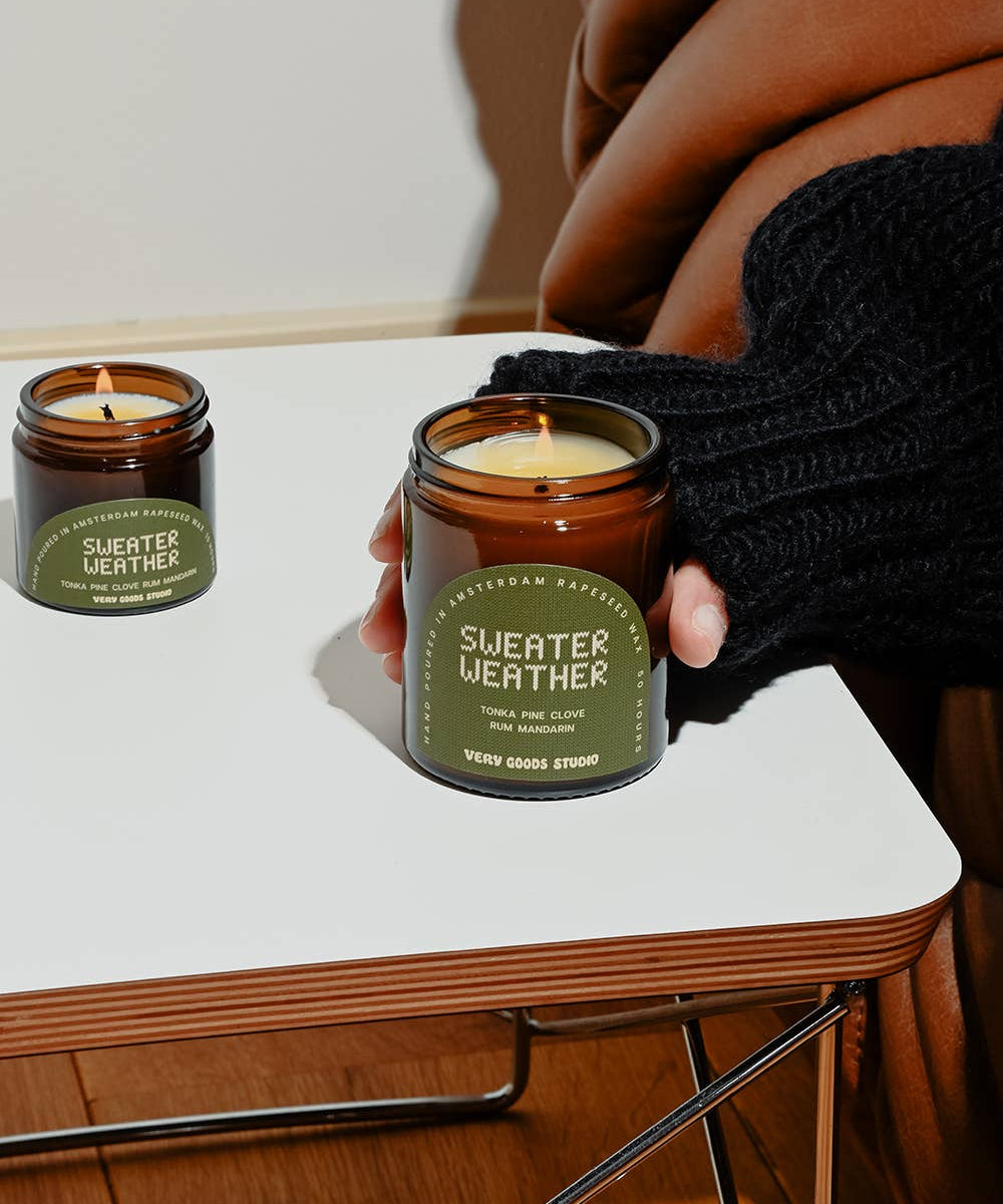 Very Goods Studio - SWEATER WEATHER Große Duftkerze im Glas (170 ml) - Kerze - ROSA ECK Concept Store