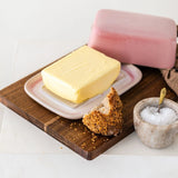 Altrosa Butterdose von Vila Cerâmica auf dem Frühstückstisch