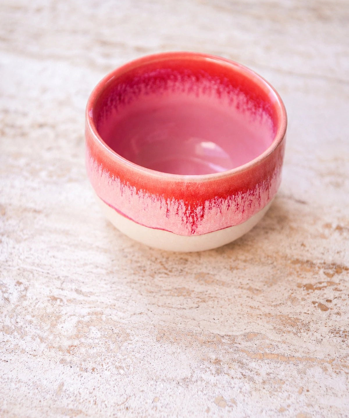 Beige-rosa Cappuccino-Becher von Vila Cerâmica im Ambiente