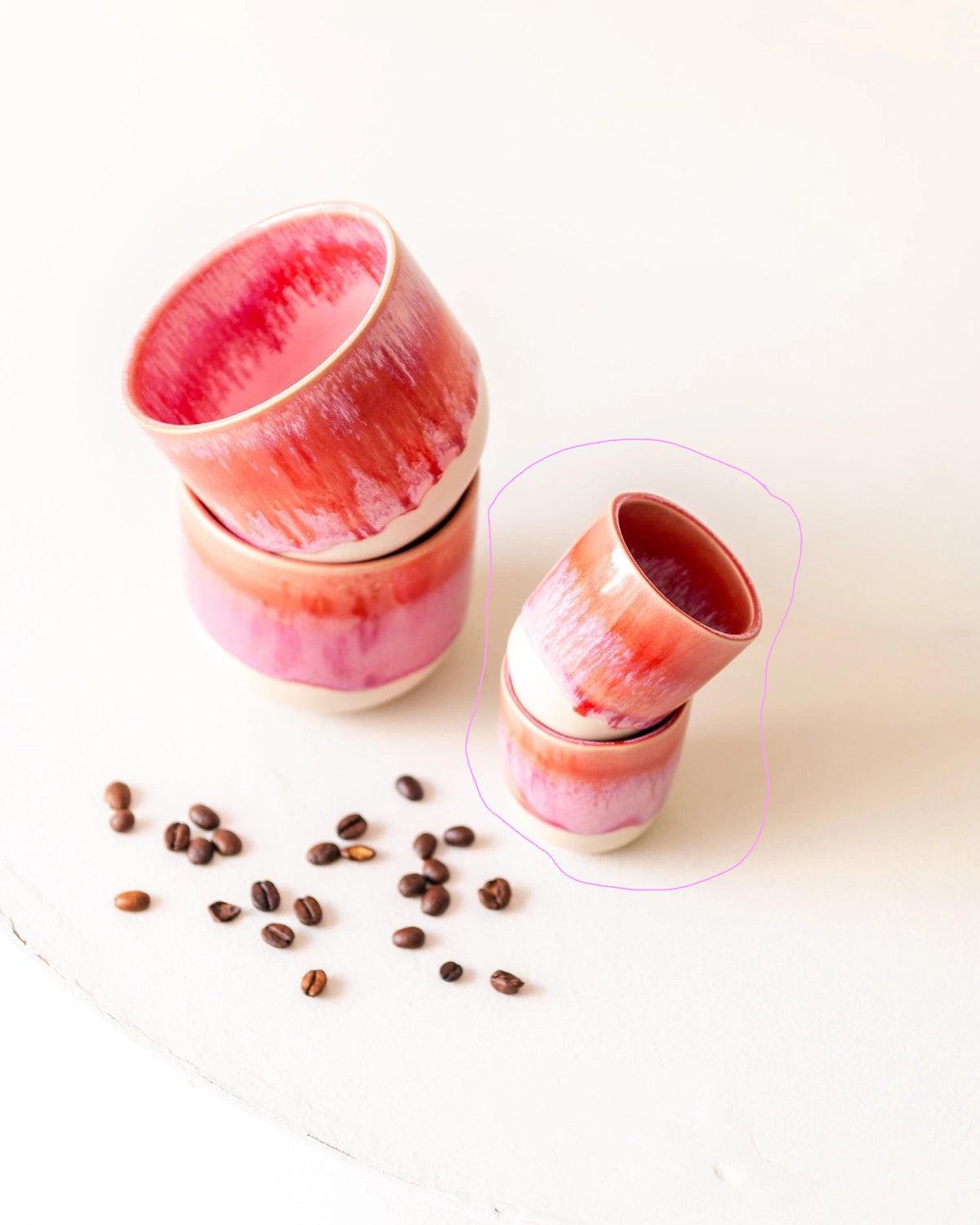 Espressobecher aus Steinzeug in Beige mit Pink, mit Kaffeebohnen