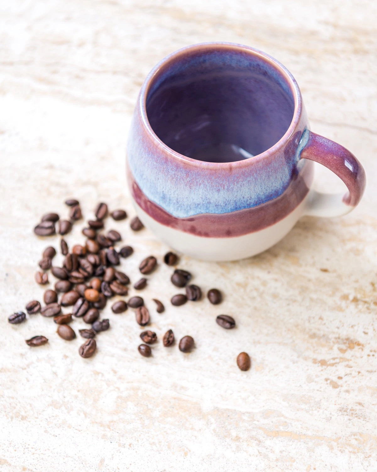 Kaffeetasse in Beige, Lila und Blau von Vila Cerâmica im Ambiente
