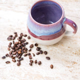 Kaffeetasse in Beige, Lila und Blau von Vila Cerâmica im Ambiente