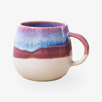 Große Kaffeetasse aus Steinzeug in Beige mit Lila und Blau