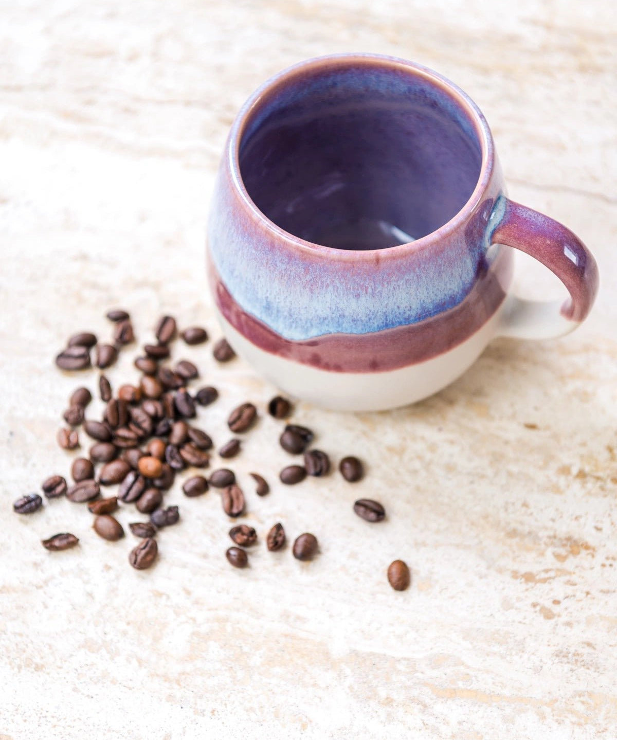 Kaffeetasse in Beige, Lila und Blau von Vila Cerâmica im Ambiente