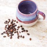 Kaffeetasse in Beige, Lila und Blau von Vila Cerâmica im Ambiente