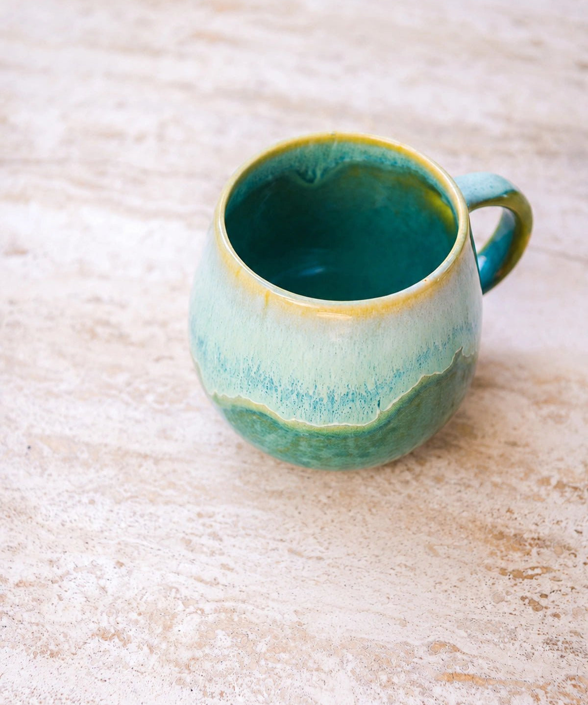 Grün-türkise Kaffeetasse von Vila Cerâmica im Ambiente